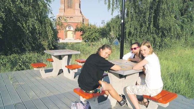 Patrycja Żelewska, Iga Andruszkiewicz i Dominika Nizińska grają w &#8222;Chińczyka&#8221; na promenadzie