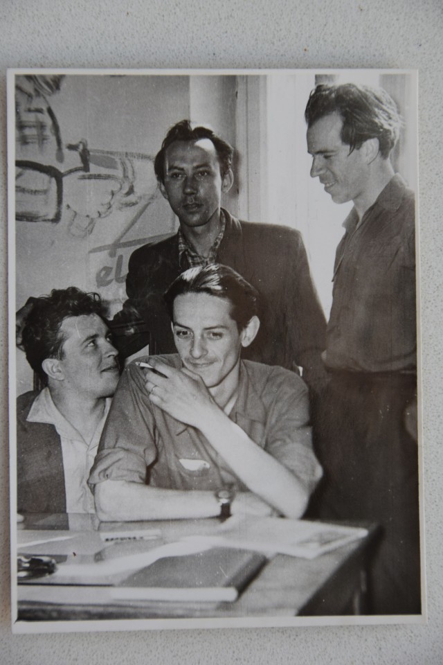 W redakcji Kuriera Lubelskiego przy ulicy 3 Maja, 15 maja 1958 r. Od lewej siedzą: Ryszard Nowicki, Leszek Mazurek, stoją Jan Trembecki  i Alojzy Leszek Gzella.