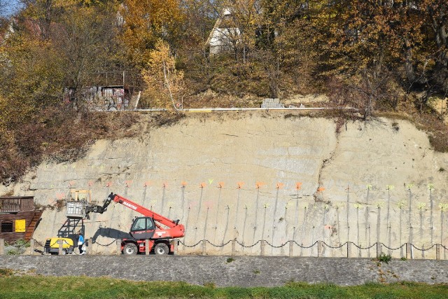 Kolejne groźne osuwisko w Sanoku zostanie zabezpieczone. Aktualnie trwają prace przy wysokim obrywie skalnym znajdującym się przy drodze prowadzącej do skansenu i do nowo wybudowanej ścieżki rowerowej.Wzmocnione zostanie około 312 metrów kwadratowych osuwiska, z którego już od dawna usypywały się liczne kamienie zagrażające turystom oraz samochodom. Wartość inwestycji to prawie 388 tys. zł.– Na zabezpieczenie obrywu skalnego przy ulicy Rybickiego otrzymaliśmy dofinansowanie z Ministerstwa Spraw Wewnętrznych i Administracji w kwocie 310 tys. zł – wyjaśnia Tomasz Matuszewski, burmistrz Sanoka. – W ramach prowadzonych prac wykonawca, firma REMOST Sp. z o.o. z Dębicy, zabezpieczy obrys skalny poprzez ułożenie siatki stalowej umocowanej do podłoża nośnego oraz wyremontuje istniejący taras widokowy.Taras będzie wyłożony kostką brukową i oświetlony. Z tego punktu roztacza się piękny widok na dolinę Sanu i panoramę miasta.Ruch na ulicy Rybickiego odbywa się wahadłowo.