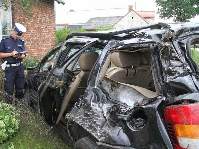 Jeep po dachowaniu stanął na terenie posesji.