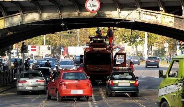 Do zerwania trakcji pod wiaduktem na al. Hallera dochodzi bardzo często