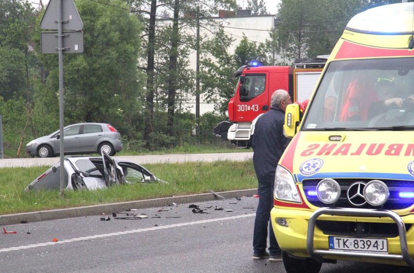 Groźny wypadek na drodze krajowej 73 w Wiśniówce koło Kielc. Dwie osoby ranne 