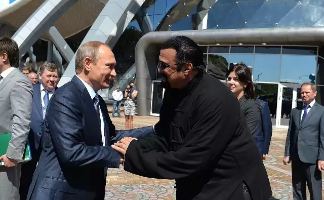 Steven Seagal wielokrotnie wyrażał się w ciepłych słowach o Władimirze Putinie. Aktor ma rosyjskie obywatelstwo