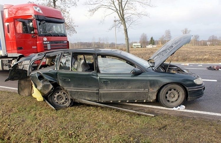 Rozbity opel omega blokował ruch na DK 19