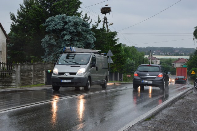 Ruch na podłęskim odcinku drogi wojewódzkiej 964 jest ogromny. Dodatkowy chodnik jest tu niezbędny