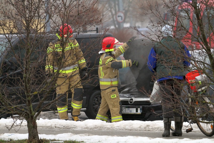 Pożar samochodu obok Biedronki w Tarnobrzegu. Przyczyną zwarcie instalacji elektrycznej? (ZDJĘCIA)