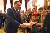 Spotkanie opłatkowe w powiecie krakowskim. Uatrakcyjniły je dzieci z Giebułtowa i harcerze z Krzeszowic z Betlejemskim Światłem Pokoju