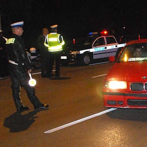 32-letni kierowca volswagena golfa zjechał z drogi i uderzył centralnie w drzewo. Mężczyzna samochodu był kompletnie pijany. Badanie alkomatem wykazało, że miał ponad 2,1 promila alkoholu