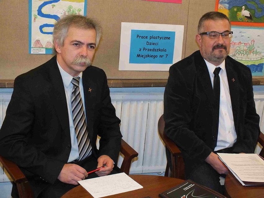 Paweł Perchel (z lewej) i Robert Adamczyk, autorzy książki z...