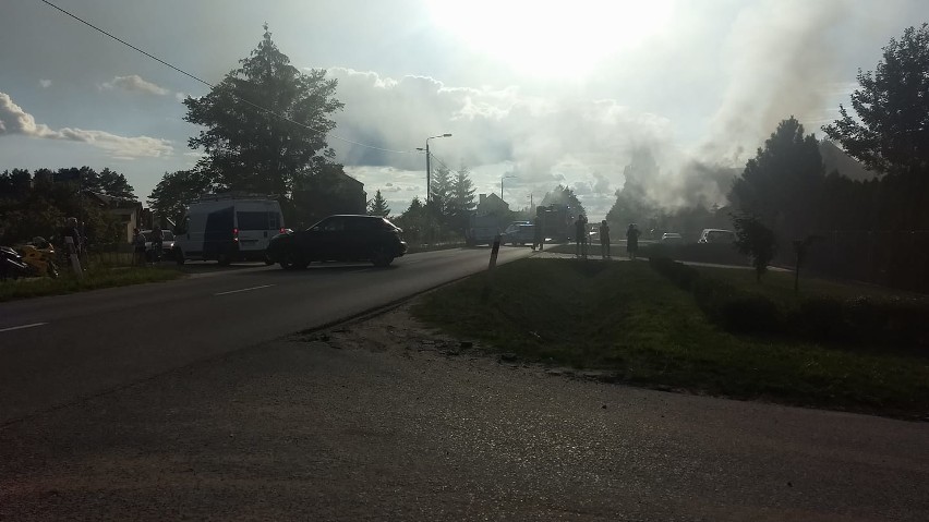 Strażacy gaszą pożar budynku w Krupnikach. Szosa Kruszewska...