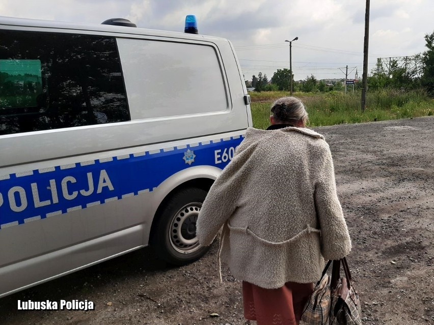 84-latkę policjanci odnaleźli przy torach. Siedziała tam ze...