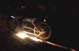 Iskrzaty. Nocny rajd rowerem z efektami specjalnymi. (wideo)