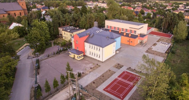 Przy szkole podstawowej w Ciepielowie powstała nowa sala gimnastyczna oraz zespół boisk wielofunkcyjnych.