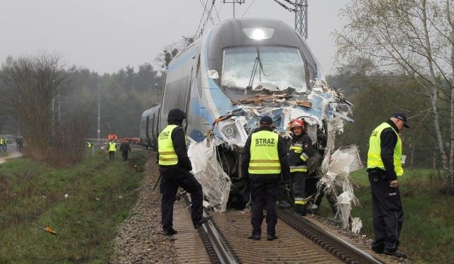 Do wypadku doszło 7 kwietnia ubiegłego roku w Schodni pod Ozimkiem. Najpierw przejeździe zawisła naczepa ciężarówki, a chwilę potem uderzył w nią z prędkością prawie 120 km/h pociąg Pendolio relacji Opole - Warszawa.