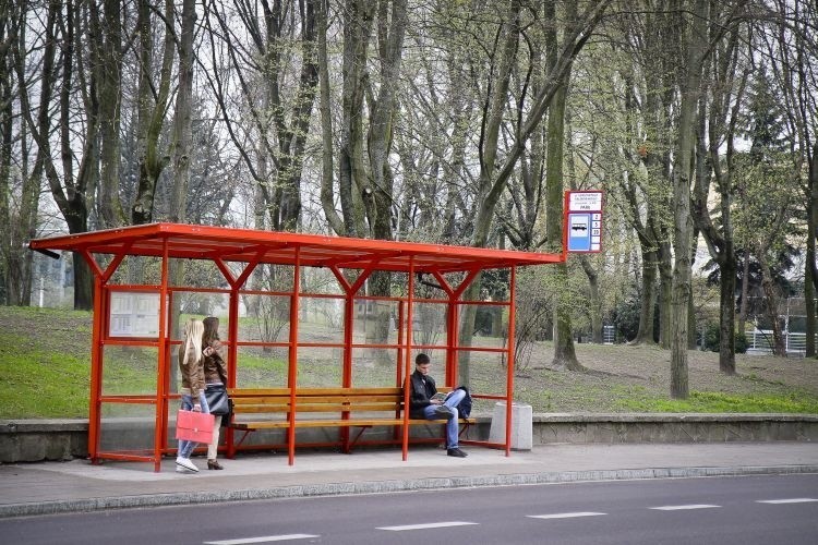 Osoby, które wczoraj czekały na autobusy linii 2 i 5 na...