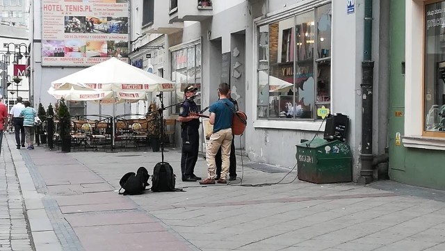 Interwencja Straży Miejskiej w sprawie występu muzyka na ul. Krakowskiej w Opolu