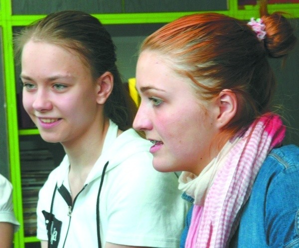 Dorota (pierwsza od lewej) i Justyna już wybrały szkoły ponadgimnazjalne. - Ja czekałam na koniec egzaminu - przyznaje Małgosia (pierwsza od prawej).