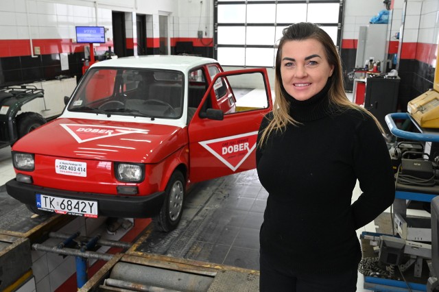 Eliza Bednarska z Dober – Car Full Service Warsztat Samochodowy przekazuje na licytację kultowego "malucha".