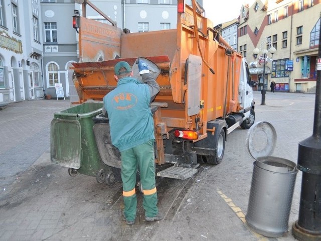 Na razie śmieci z większości posesji w Szczecinku odbiera PGK. Wkrótce powinien zostać ogłoszony przetarg na świadczenie tej usługi, choć niektóre miasta w Polsce protestują. Uważają, że skoro mają własne firmy komunalne, to nie ma sensu ogłaszać przetargów. Wśród protestujących jest i Szczecinek.