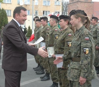 W piątek podczas święta były dowódca jednostki wręczył świadectwa absolwentom klasy wojskowej sulęcińskiej szkoły. Młodzi marzą o karierze wojskowej, ale wędrzyńskiej brygady już nie zasilą.