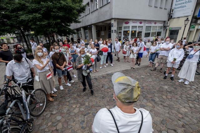 "Tak dla wolności! Nie dla przemocy!" - pod takim hasłem we wtorek po południu na ul. Półwiejskiej w Poznaniu zgromadziły się osoby, które protestowały przeciwko przemocy wobec Białorusinów. Przejdź dalej i zobacz zdjęcia --->