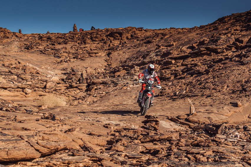 Maciej Giemza zajął 11. miejsce na trzecim etapie Rajdu Dakar w Arabii Saudyjskiej [ZDJĘCIA]