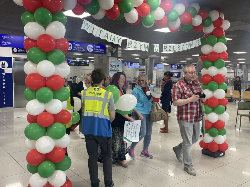 Od środy możemy latać na trasie Rzeszów - Rzym. To był jeden z najbardziej oczekiwanych kierunków turystycznych [ZDJĘCIA], WIDEO]