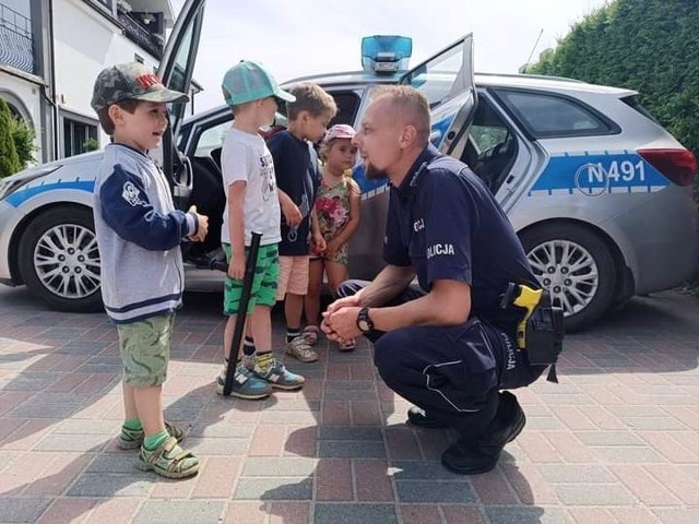 Młodzi mieli okazję m.in. obejrzeć radiowóz.