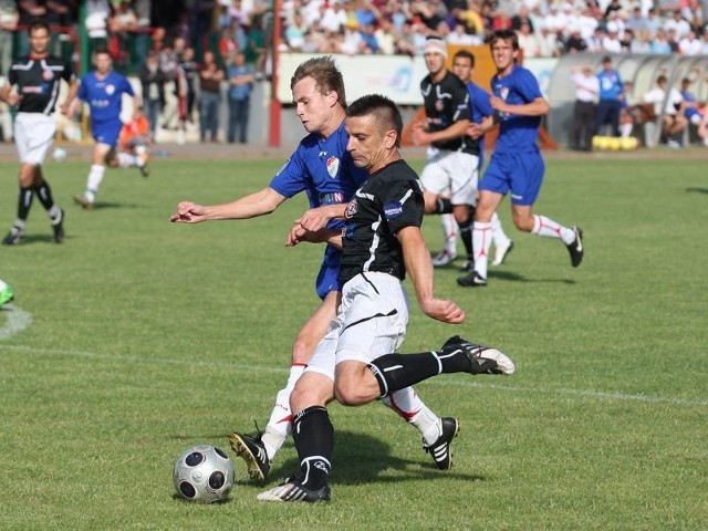 Bytowianie (czarne stroje) rozpoczną mecze w II lidze w weekend 23/24 lipca. Przy piłce Wojciech Pięta.