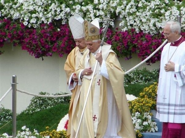 Papież Benedykt XVI wchodzi na ołtarz na krakowskich...