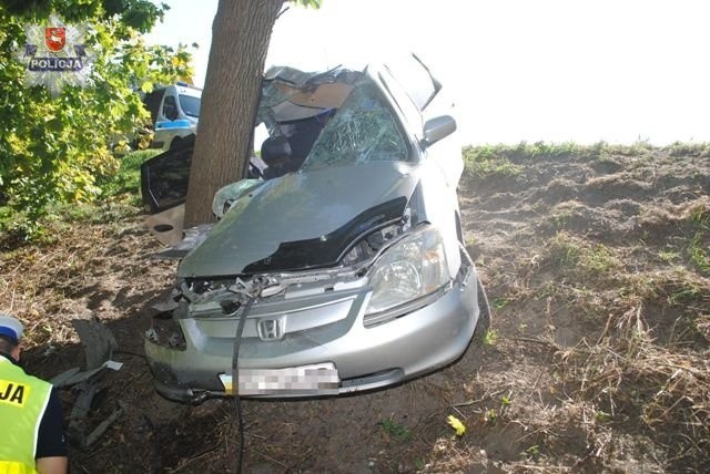 Zakręcie: Honda rozbiła się na drzewie. Pasażerka zmarła w szpitalu