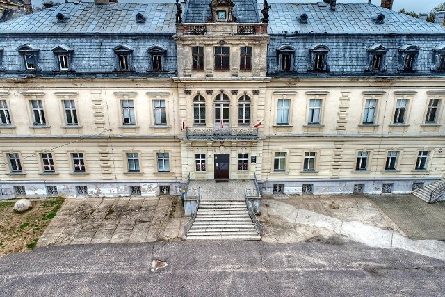 Trzebiechowski zespół pałacowo-parkowy w obecnym kształcie powstał w nurcie francu­skiej architektury rezydencjonalnej XVIII wieku.