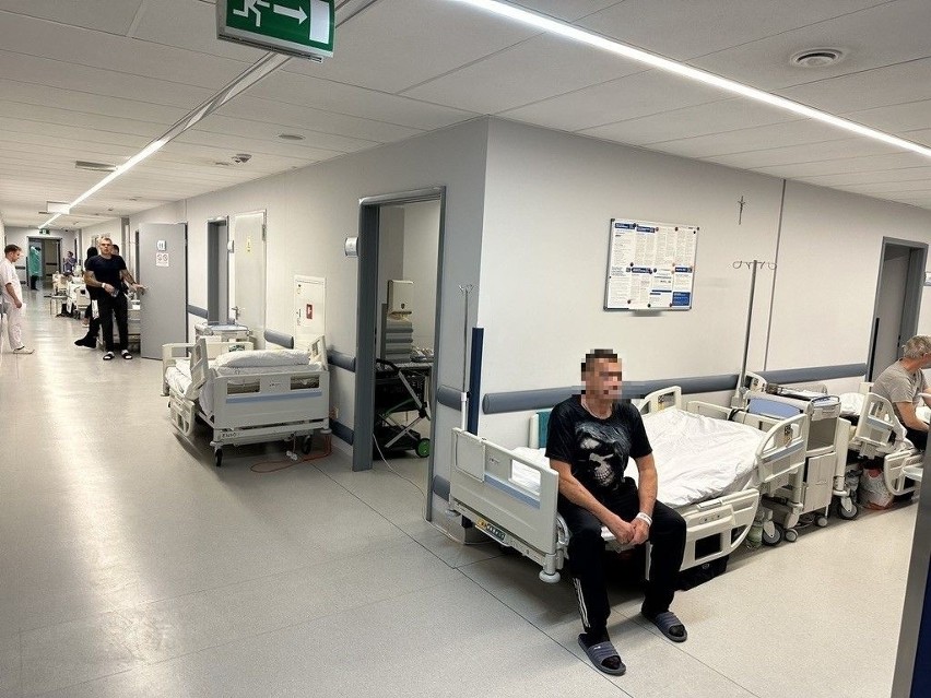 Pacjenci w USK leżą na korytarzach. Rektor: Potrzebna współpraca