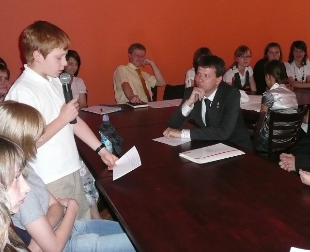 Marek Michalak, przysłuchuje się postulatom odczytywanym przez Filipa Kusiaka, z PSP numer 11