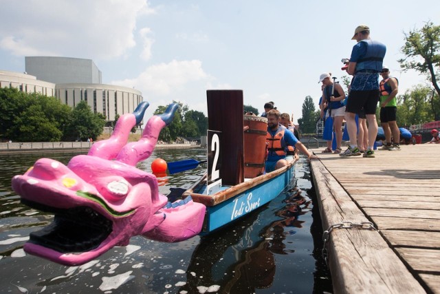 W sobotę, po raz czwarty w samym centrum Bydgoszczy, można było podziwiać rywalizację na smoczych łodziach. Podobnie jak w ubiegłym roku, załogi ścigały się na dystansie 100m.
