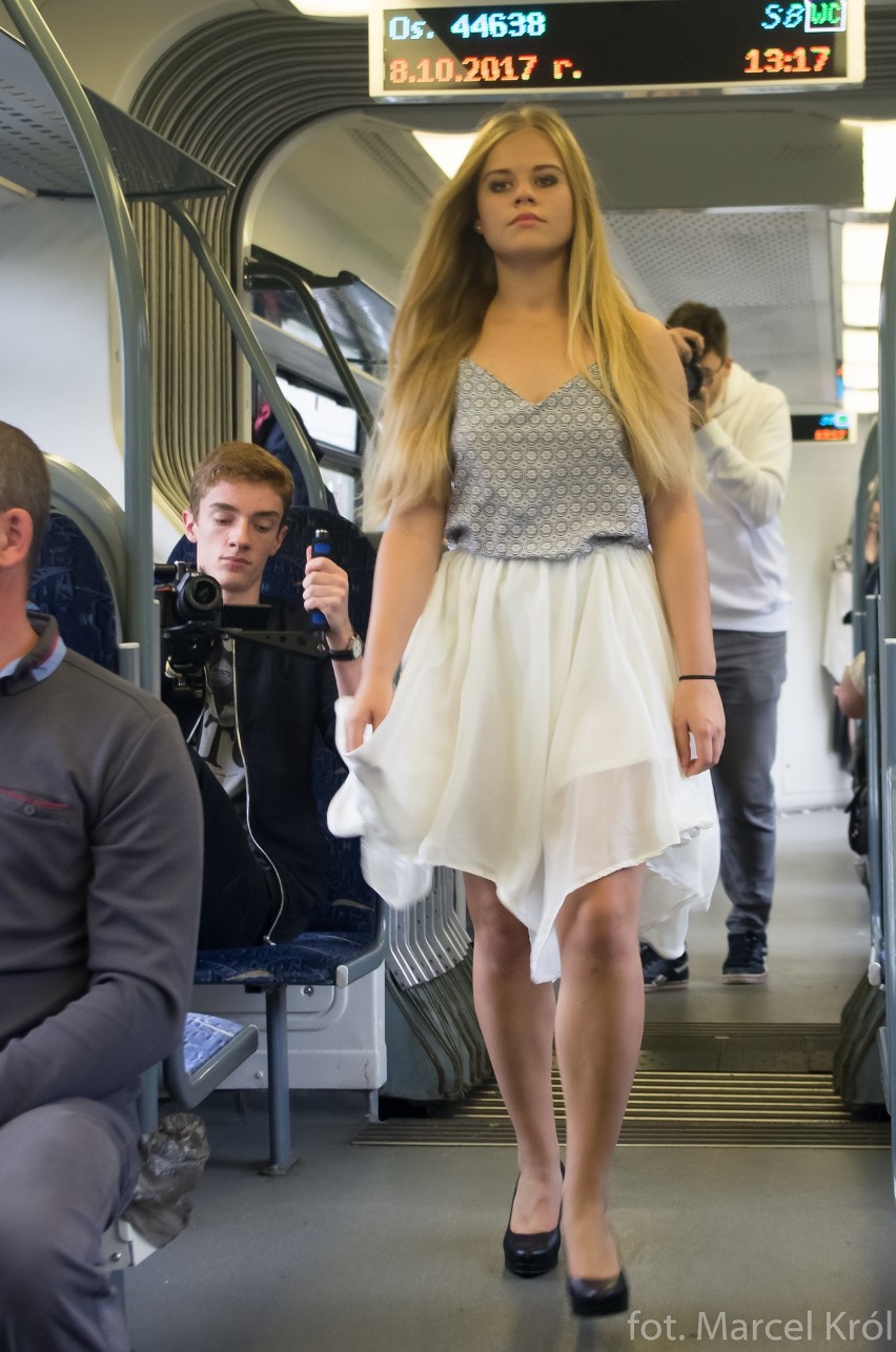 Pokaz mody w pociągu Kolei Śląskich