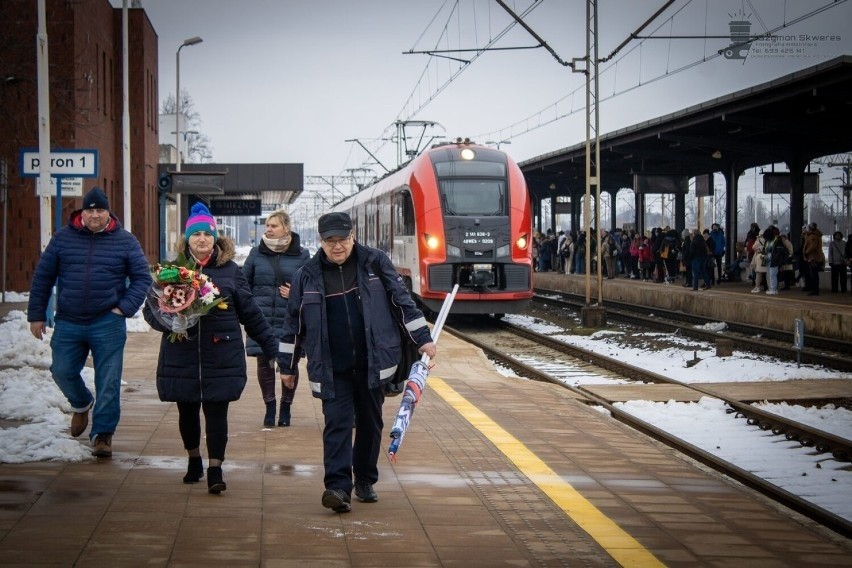 Na peronie przywitano emeryta serdecznie. Jego jedyny wnuk...