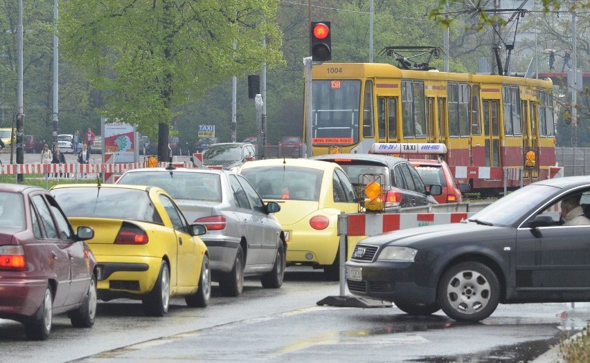 Utrudnienia w ruchu w Łodzi. Zamknięcie kolejnych odcinków ulic spowodowało jeszcze większe korki 