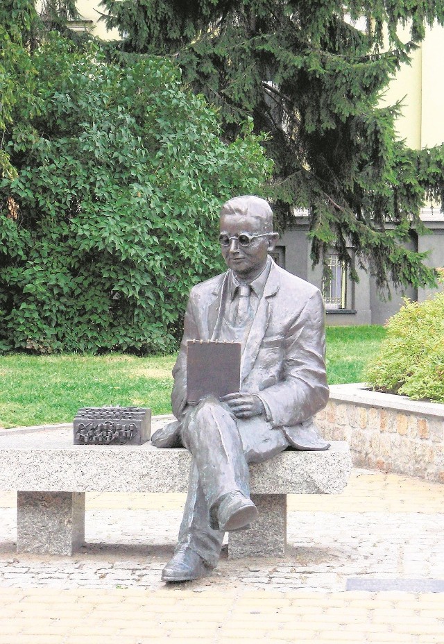 Z okazji 100. rocznicy urodzin  kryptolog "usiadł na ławeczce" przy ul. Gdańskiej.