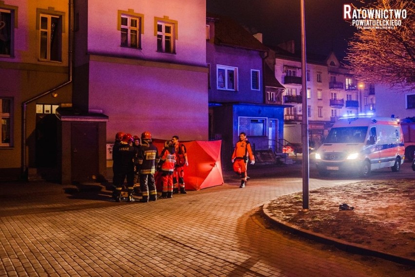 Ełk. Tragedia w centrum miasta. Martwy mężczyzna na chodniku (zdjęcia)