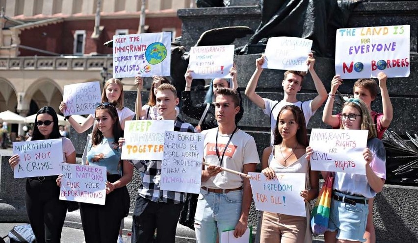 Kraków. Protestowali na rynku przeciwko polityce migracyjnej [ZDJĘCIA, WIDEO]