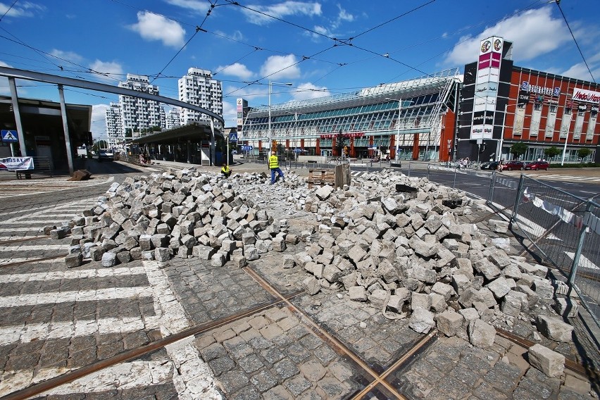 trwa remont nawierzchni na rondzie Reagana. Znów zrywana...