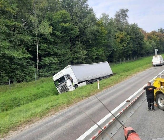 Ciężarówka wpadła do rowu i przewróciła się miedzy węzłami...