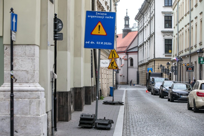 Kraków. Zmiany w ruchu na ulicach św. Tomasza i Pijarskiej. Mieszkańcy narzekają na utrudnienia [ZDJĘCIA]