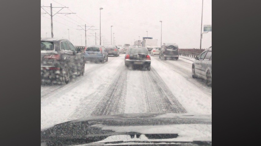 Sypnęło śniegiem w Szczecinie i woj. zachodnopomorskim. Uwaga na drogach. Noga z gazu! - 8.02.2021