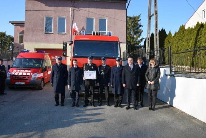 Strażacy z Ochotniczej Straży Pożarnej w Kotuszowie mają nowy wóz. Zobaczcie zdjęcia