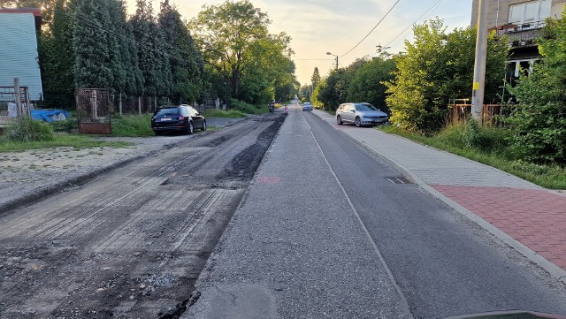 W Będzinie trwa gruntowny remont ul. Odkrywkowej, ale wraz z nim nie pojawi się tak kanalizacja sanitarna Zobacz kolejne zdjęcia/plansze. Przesuwaj zdjęcia w prawo - naciśnij strzałkę lub przycisk NASTĘPNE