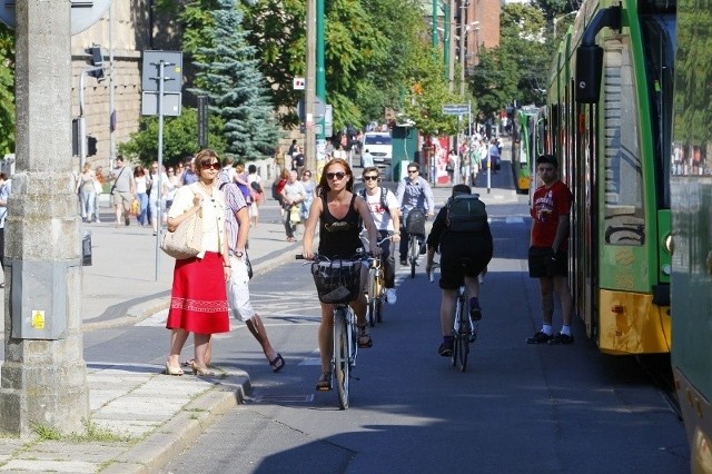 Poznaniacy mniej jeżdżą tramwajami, za to na popularności zyskuje rower