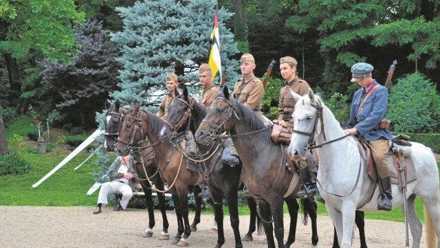 Oddział kawalerii, po odpoczynku w Michałowicach, rusza w dalszą drogę