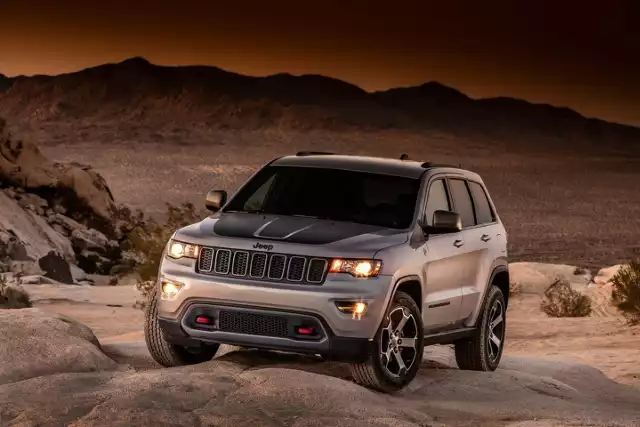 Jeep Grand Cherokee Trailhawk Spodziewać możemy się m.in. większego prześwitu oraz wzmocnionych felg. Zmodernizowane zostały także zderzaki.Fot. Jeep